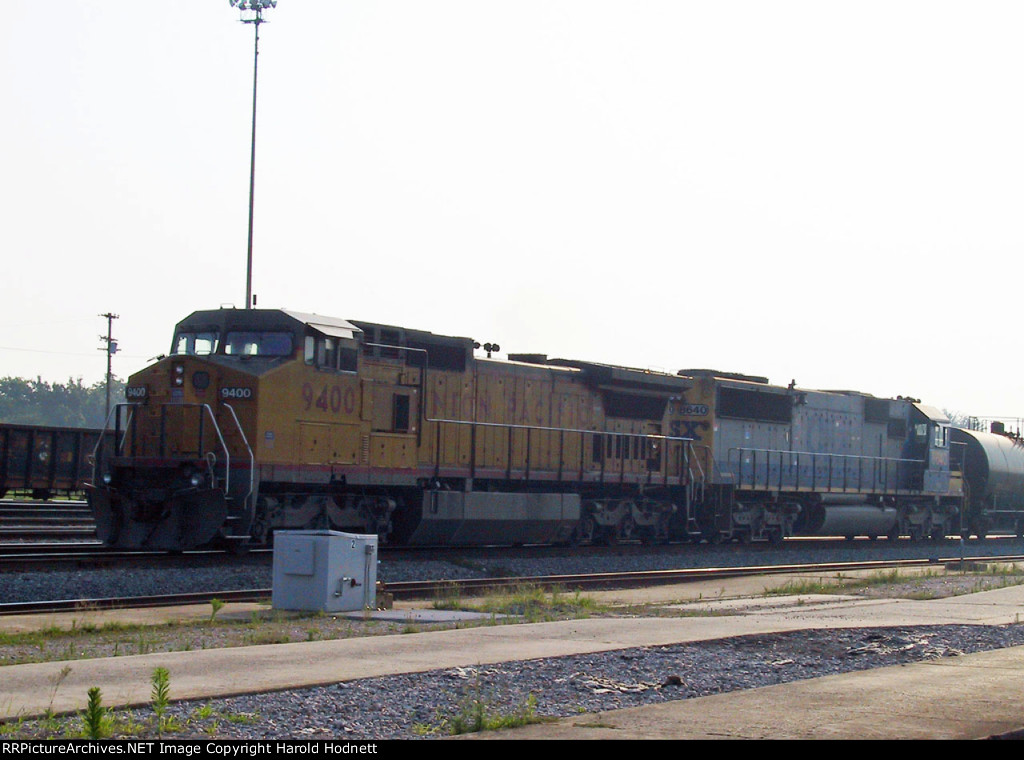 UP 9400 leads a CSX train southbound